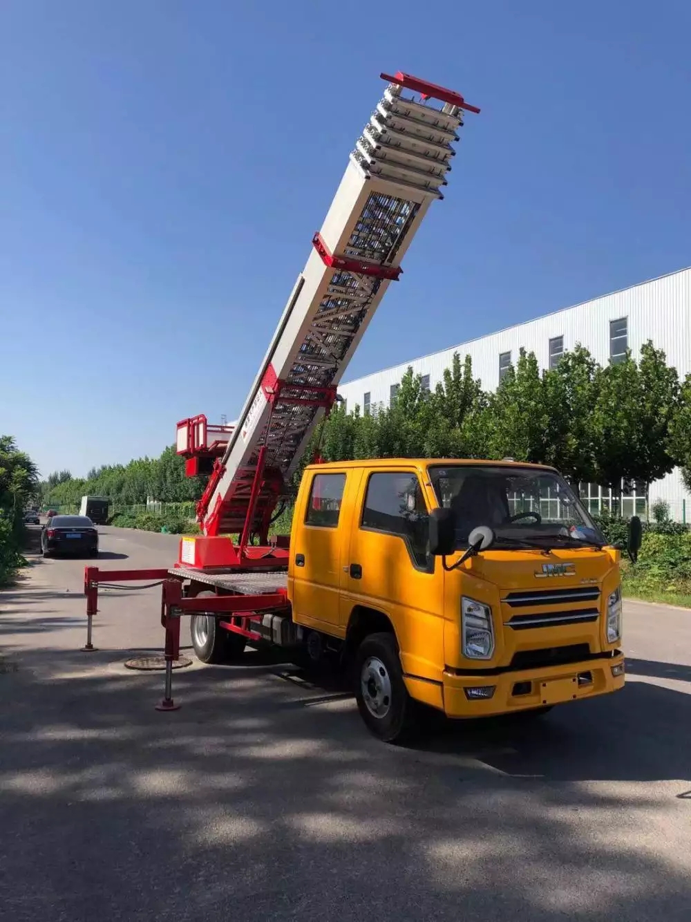 武邑县附近的云梯车出租服务：轻松解决高空作业需求