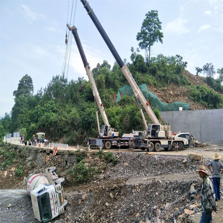 武邑县汽车掉沟里叫吊车救援要多少钱
